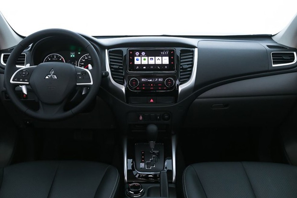 L200 conta com acabamento decente para a classe e tem borboletas no volante (Foto: Divulgação) — Foto: Auto Esporte