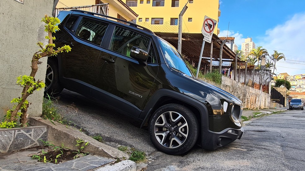 Acredite se quiser: isso é uma rua brasileira. E escapar das raspadas é quase impossível — Foto: Rodrigo Ribeiro/Auto News Brasil