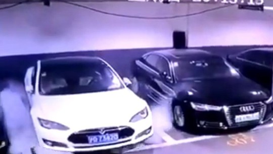 Carro da Tesla pega fogo na China e ações da empresa despencam