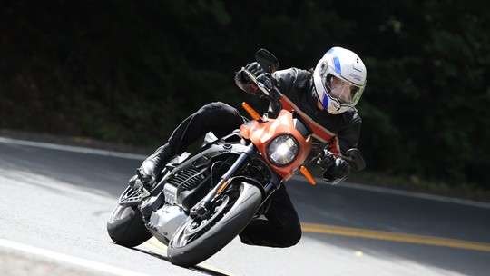 Ewan McGregor usa Harley elétrica para cruzar América Latina em 'Long Way Up' 