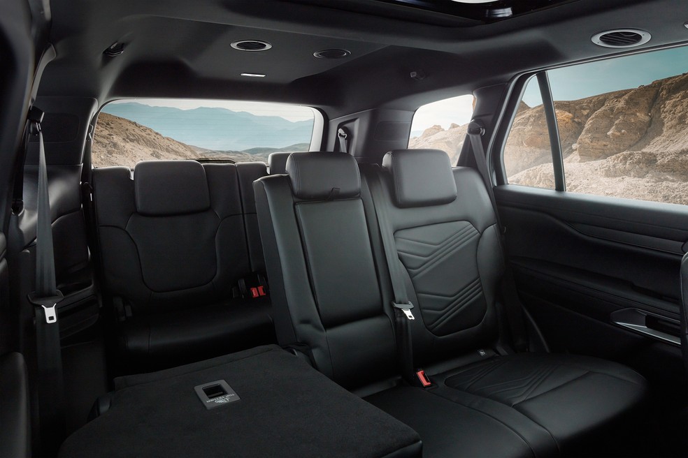 Ford Everest: banco do meio tem ajuste de posição do assento e angulação do encosto lombar para facilitar a vida de quem senta na terceira fileira — Foto: Divulgação/Ford