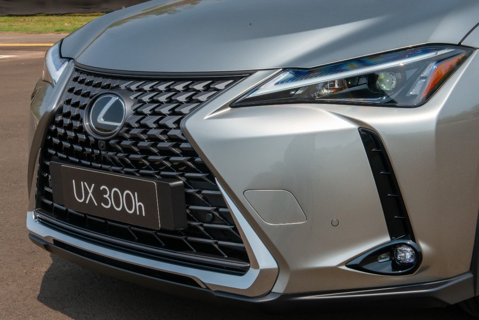 Grade dianteira do Lexus UX 300h adota padrão diamantado com faróis afilados e pontiagudos — Foto: Divulgação