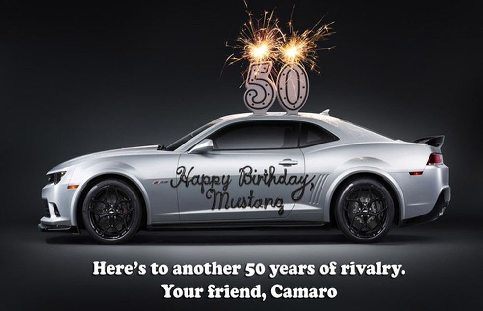 "Feliz aniversário, Mustang. Por mais 50 anos de rivalidade. Seu amigo, Camaro" (Foto: Chevrolet) — Foto: Auto Esporte