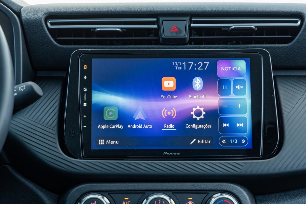 Nissak Kait tem central multimídia bem ultrapassada.  — Foto: Renato Durães/Auto News Brasil