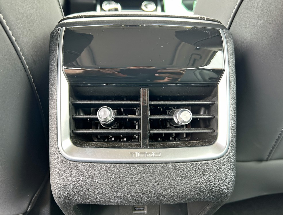 Segunda fila de bancos do Tiggo 8 Max Drive tem saída de ventilação e porta USB — Foto: André Paixão/Auto News Brasil