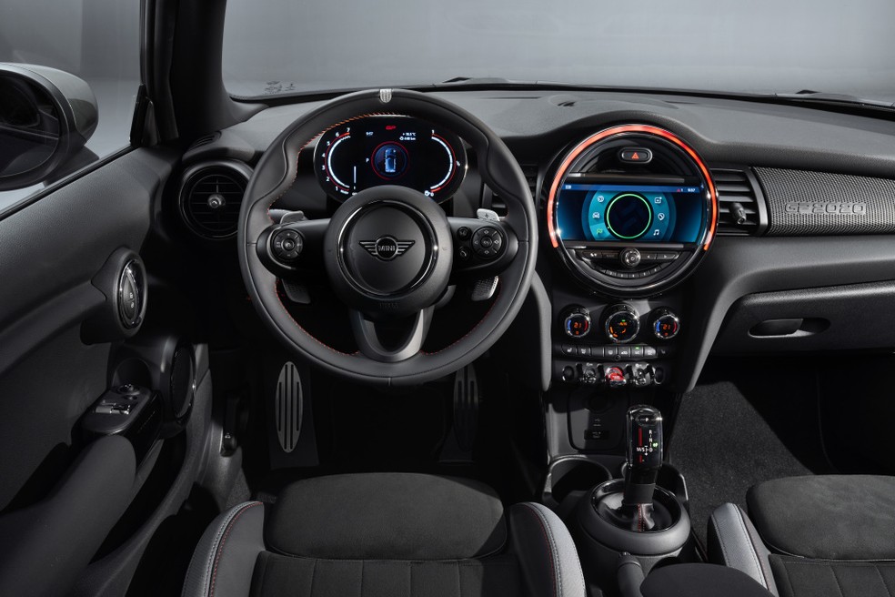 Interior do JCW JP tem acabamentos exclusivos e mostradores digitais. — Foto: Divulgação/Mini
