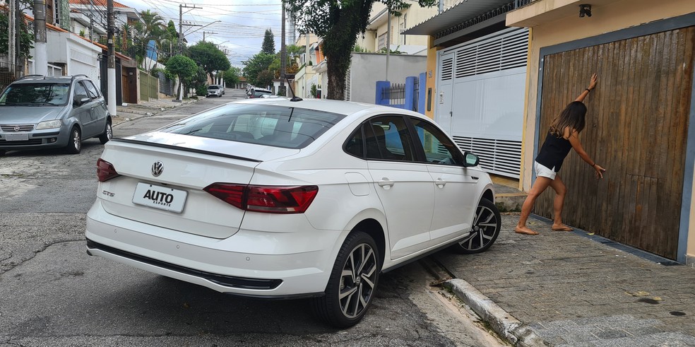 Pense nos outros: estacione o carro adequadamente antes de abrir a garagem — Foto: Rodrigo Ribeiro/Auto News Brasil