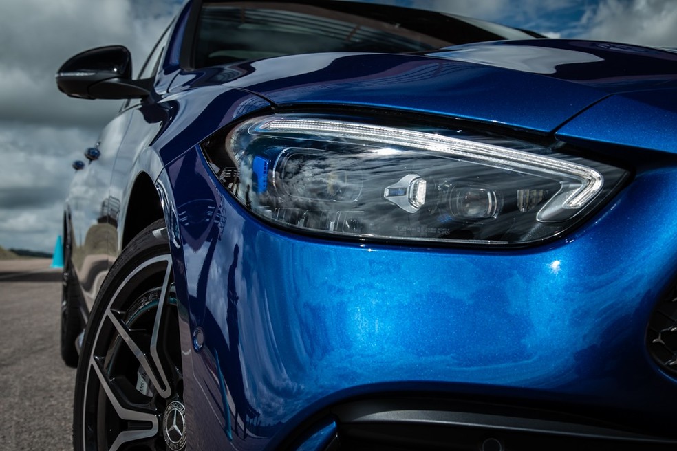 Faróis full-LED redesenhados deixaram o novo Mercedes-Benz Classe C com cara de mau — Foto: Divulgação