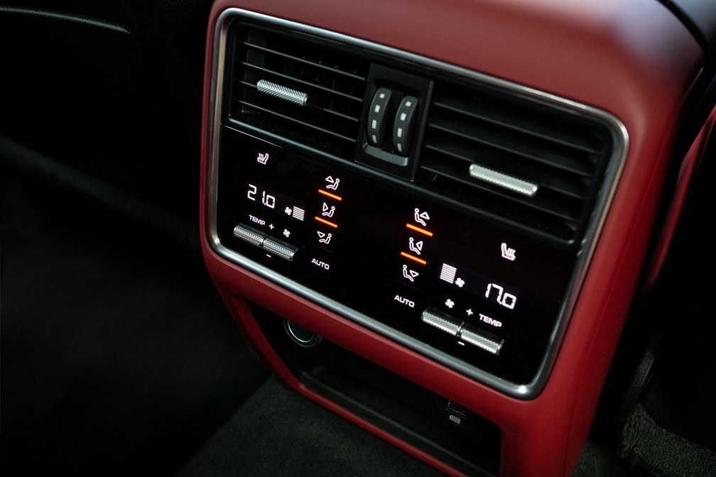 Ar-condicionado digital de 4 zonas é item de série no Porsche Cayenne Turbo — Foto: Marcelo Brandt/G1