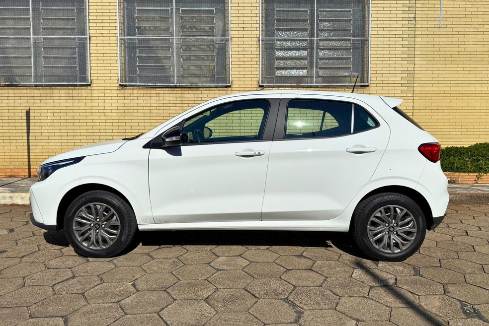Fiat Argo 2026 tem pouco mais de 4 metros de comprimento  — Foto: André Paixão/Auto News Brasil