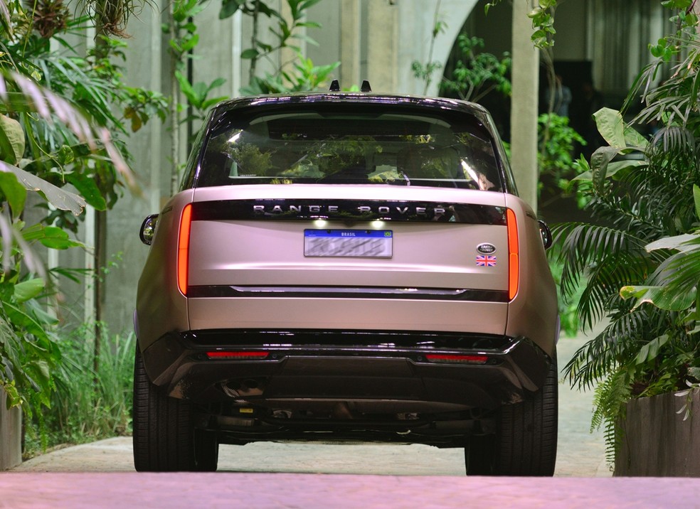 As lanternas verticais e finais do novo Land Rover Range Rover são o único traço "diferente"; luz de seta é na horizontal — Foto: Divulgação 