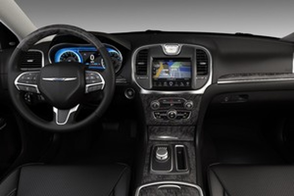 Chrysler 300C 2015 (Foto: Divulgação) — Foto: Auto Esporte