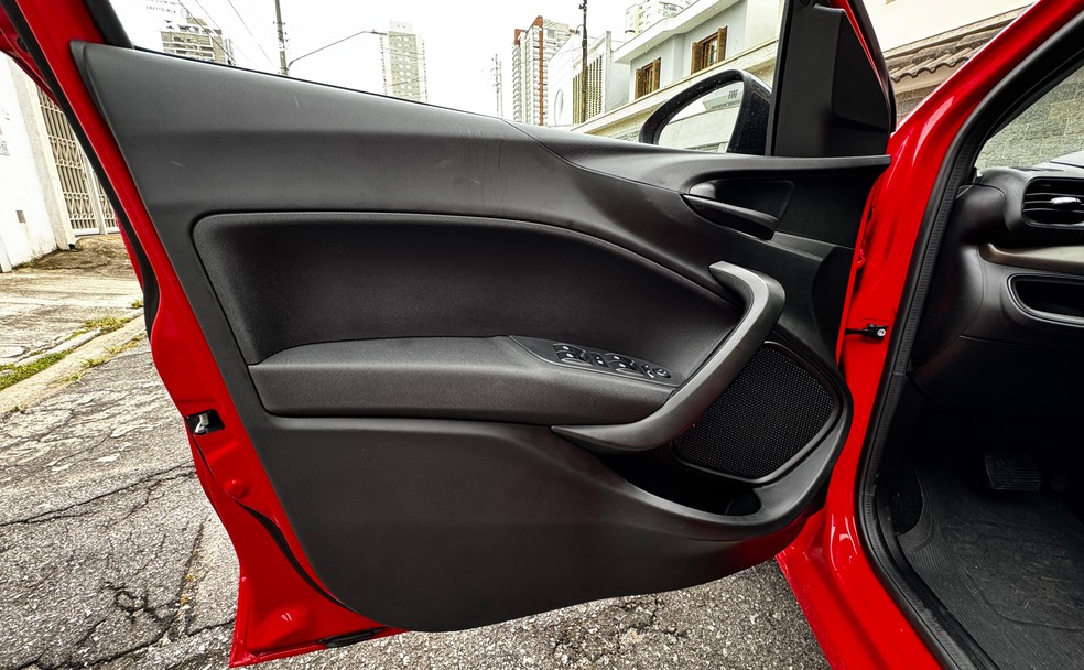 Porta do Fiat Argo sequer tem a tradicional tira de tecido no apoio do braço — Foto: André Paixão/Auto News Brasil