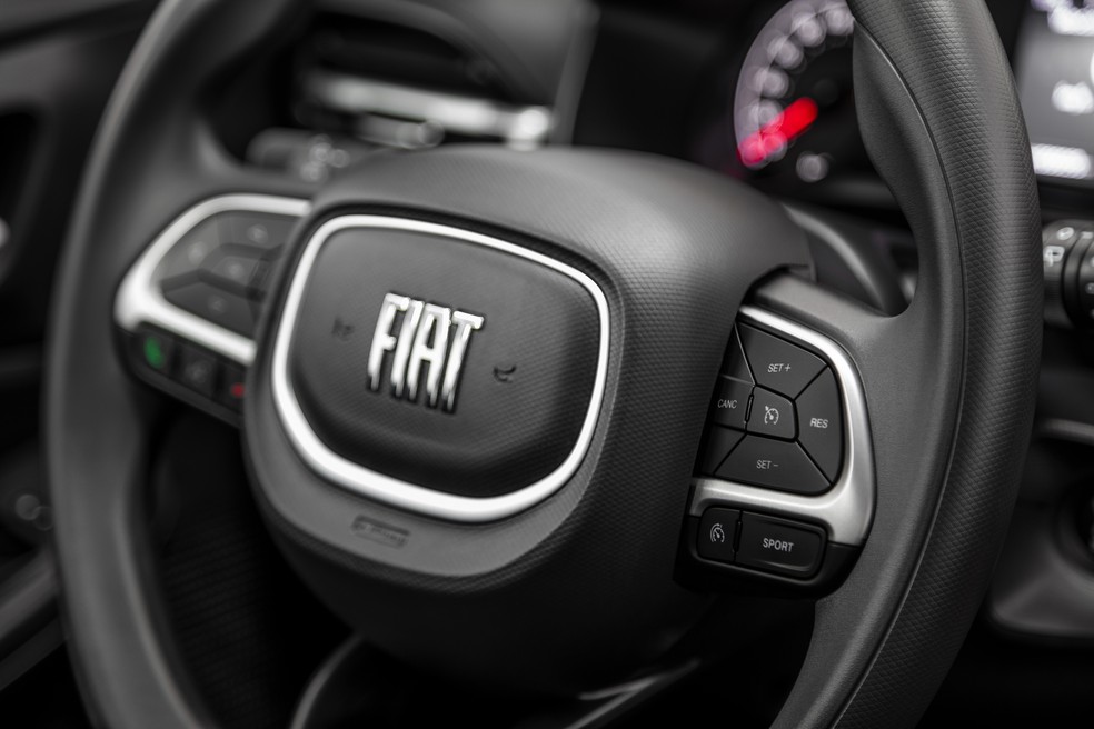 Volante do Fiat Pulse Drive 1.3 automático é multifuncional, mas não tem as aletas atrás do volante — Foto: Divulgação