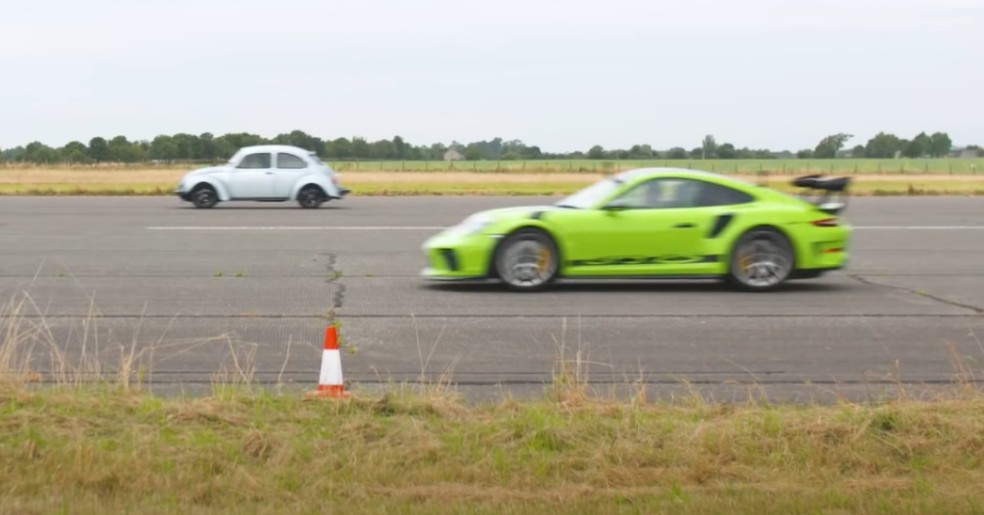 O Fusca 1972 venceu algumas das arrancadas contra o Porsche 911 — Foto: Reprodução/YouTube