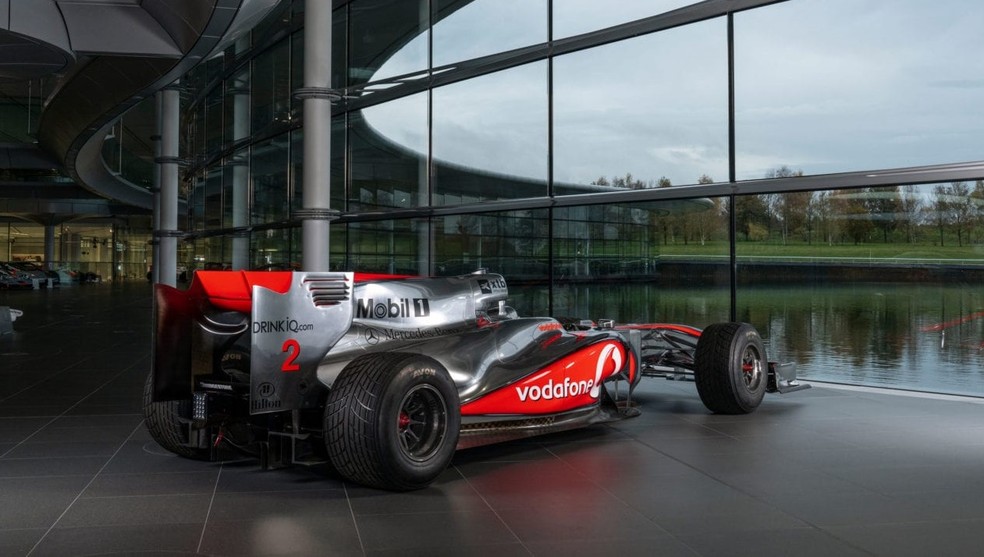 A McLaren de Lewis Hamilton, de 2010, já foi leiloada por quase R$ 30 milhões — Foto: Divulgação
