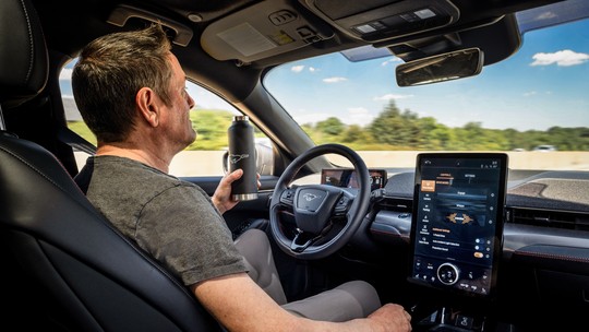 Ford vai lançar sistema que permite andar no carro 'sem as mãos ao volante' 6 anos após Tesla