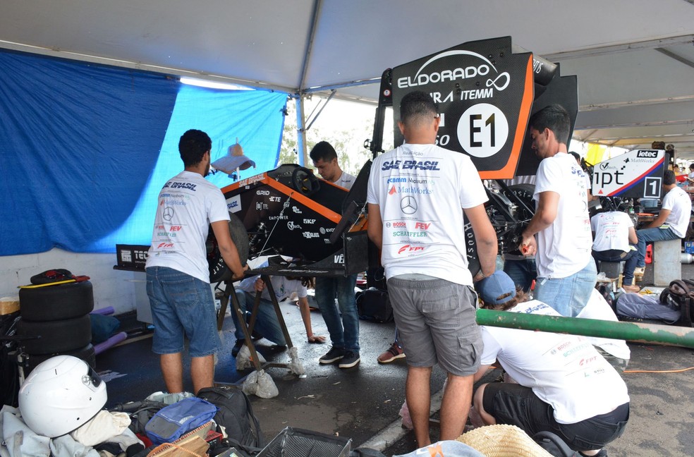 SAE já faz competições de carros a combustão e elétricos — Foto: Divulgação
