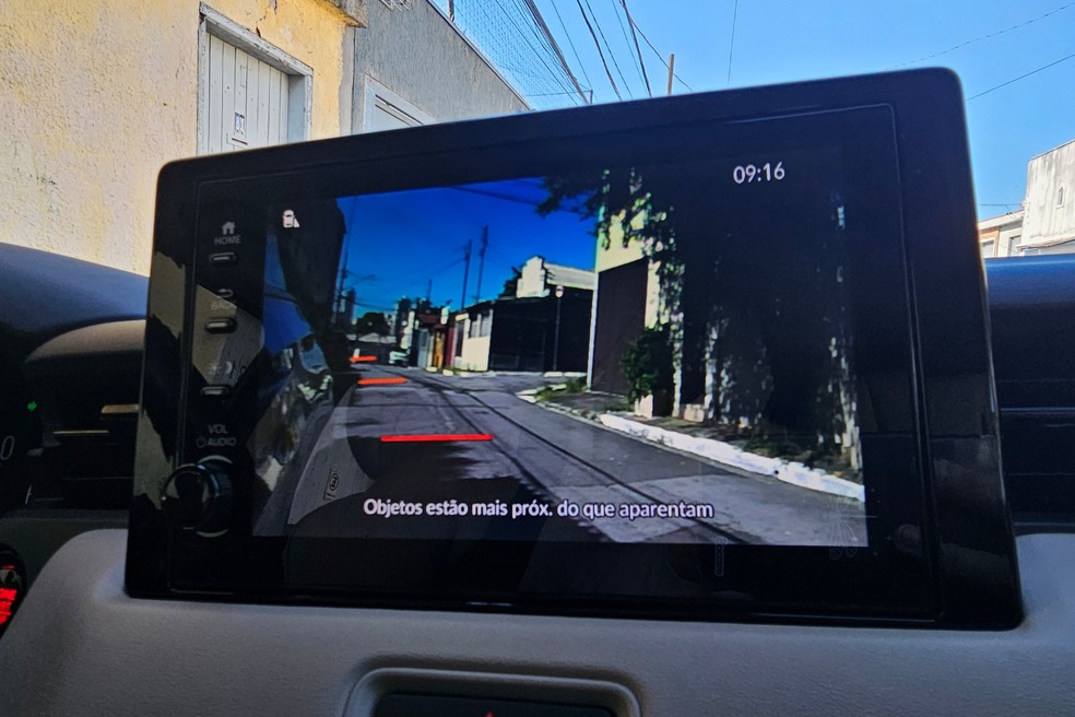 Câmeras de ré e alerta de ponto tem imagens de baixa resolução  — Foto: Jady Peroni/Auto News Brasil