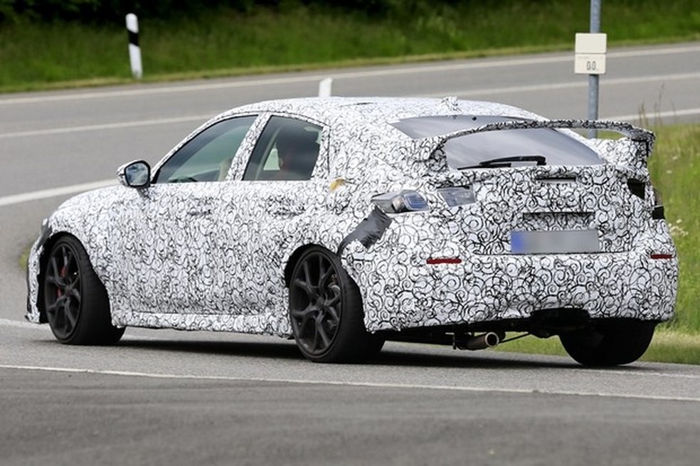 As lanternas seguem avançando sobre a lateral, mas podem perder o formato de "C" (Foto: Automedia) — Foto: Auto Esporte