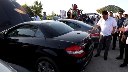 Vídeo: Presidente das Filipinas destrói carros contrabandeados avaliados em R$ 20 milhões