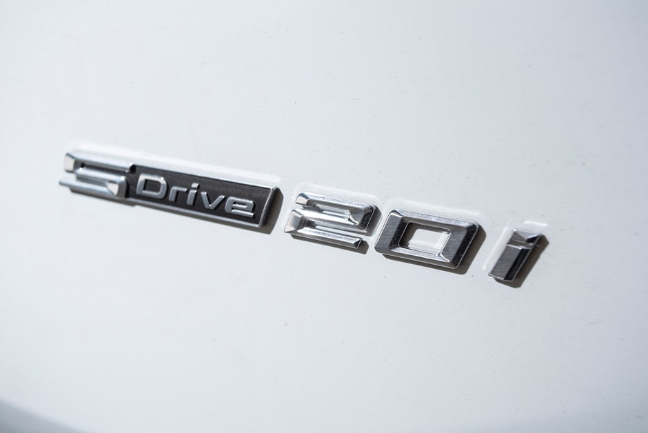 Detalhe do emblema da versão sDrive20i do BMW X1