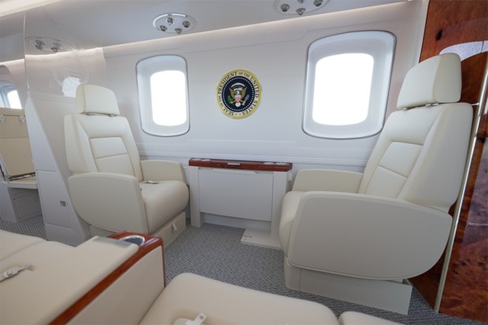 Cabine tem revestimentos de couro claro por toda a parte, além do selo da presidência (Foto: Divulgação) — Foto: Auto Esporte
