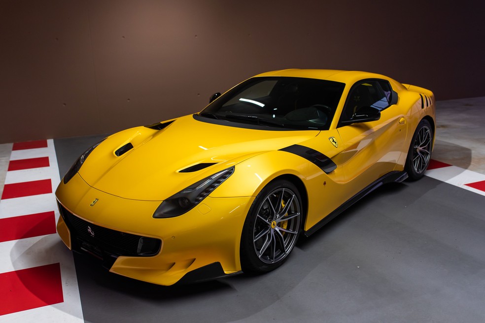 Ferrari F12tdF de Sebastian Vettel é pintada de amarelo com vários detalhes em fibra de carbono — Foto: Divulgação