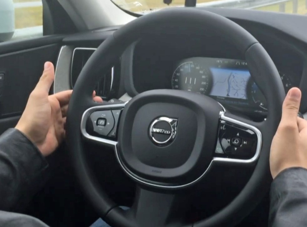 Direção semiautônoma do Volvo XC60 — Foto: Divulgação
