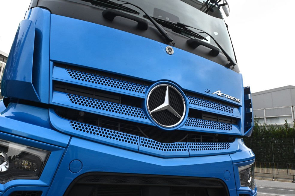 Mercedes-Benz eActros 400 tem dispositivo sonoro embaixo do capô que funciona quando o caminhão está rodando abaixo de 20 km/h para alertar pessoas com deficiência visual — Foto: Divulgação/Fernando Favoretto