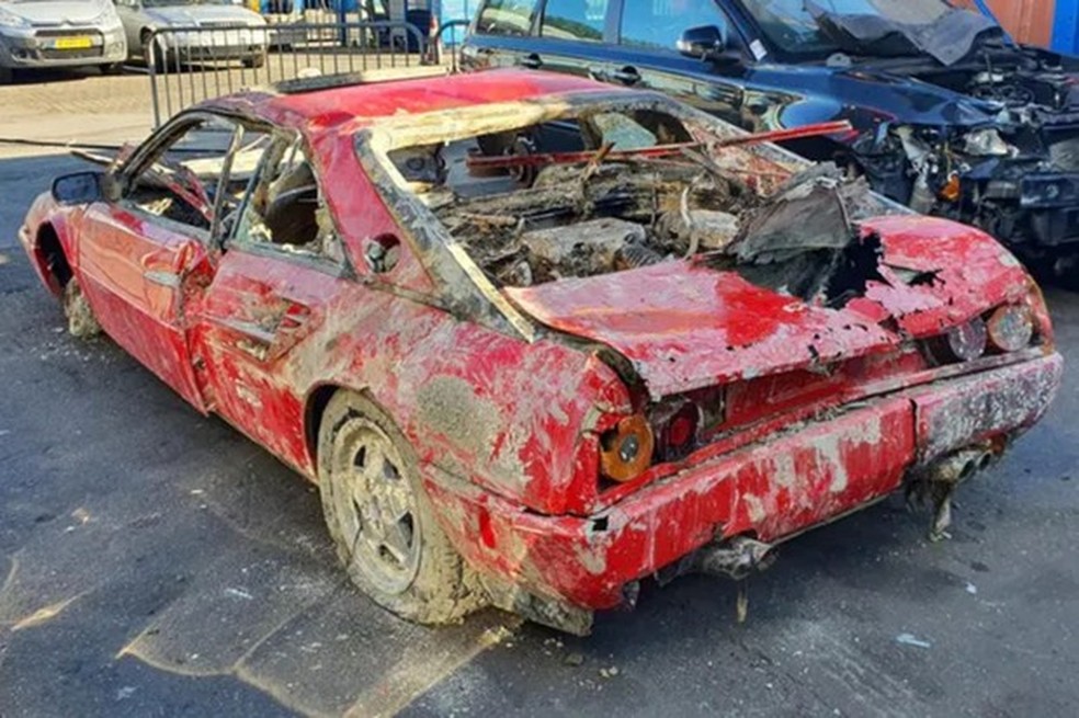 Tudo foi comido pela ferrugem, mas o dono do ferro velho ainda vai fazer negócio (Foto: Reprodução) — Foto: Auto Esporte