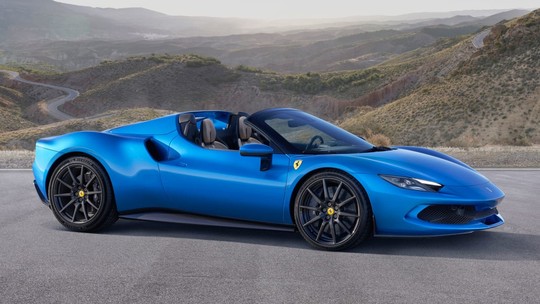 Nova Ferrari híbrida conversível tem 830 cv, tração traseira e roda até 25 km sem poluir