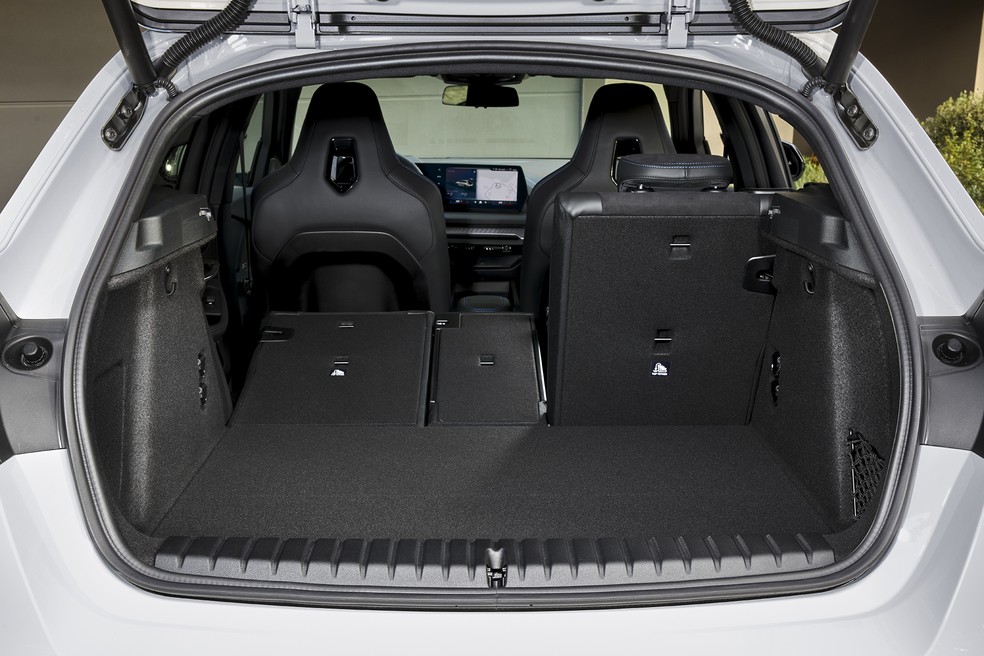 BMW M135 xDrive tem porta-malas típico de hatch médio: 380 litros, mas chega a 1.200 l com banco traseiro rebatido — Foto: Divulgação/BMW