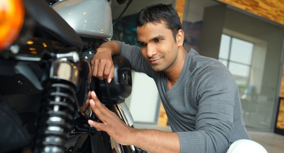 Smiling young man repairing his motorcycle (Foto: Getty Images/iStockphoto) — Foto: Auto Esporte