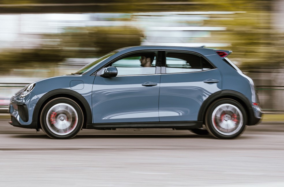 GWM Ora 03 é exemplo de como um carro elétrico tem respostas imediatas: compacto vai de 0 a 100 km/h em tempo parecido de modelos mais caros e de luxo — Foto: Renato Durães