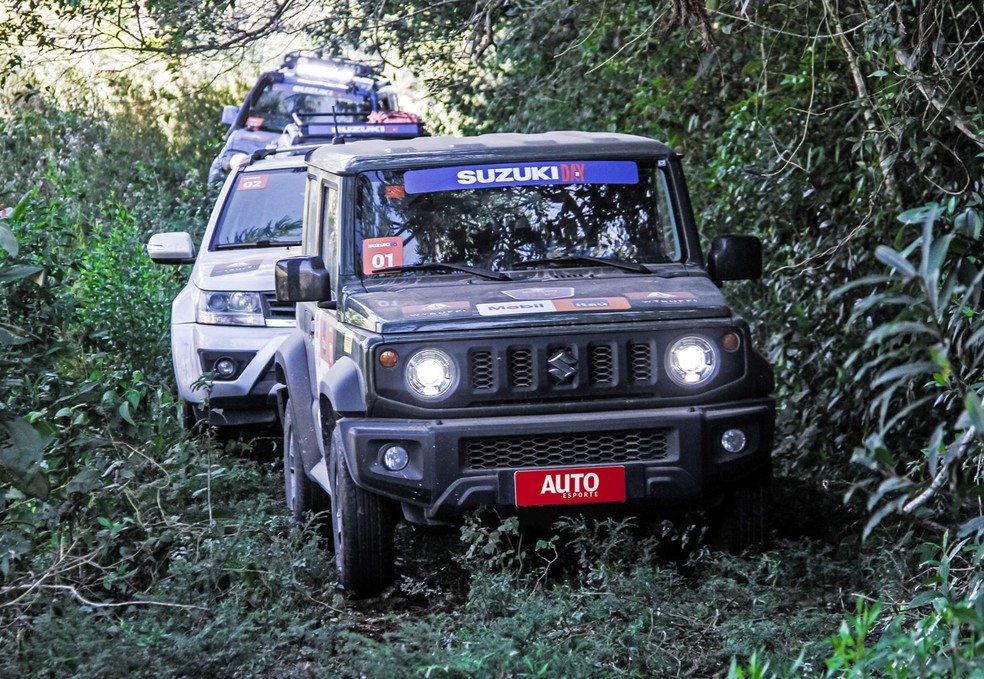 Suzuki Jimny tem tração 4x4 com reduzida e acionamento mecânico — Foto: Divulgação