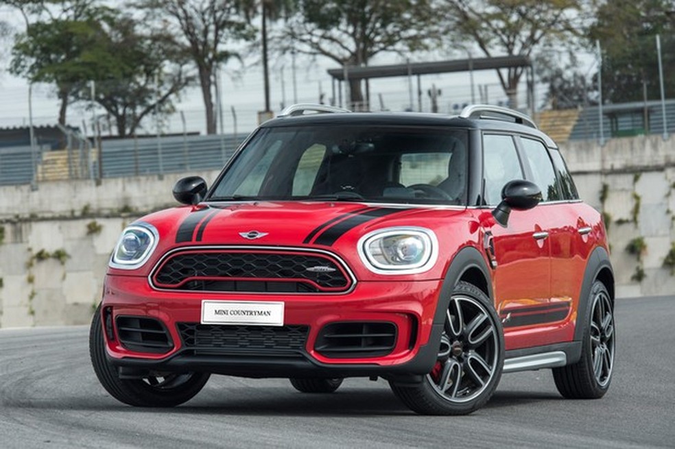 Grade do tipo colmeia e para-choque repleto de entradas de ar são exclusivos do JCW (Foto: Divulgação) — Foto: Auto Esporte