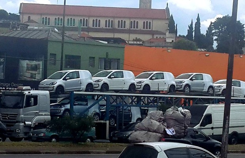 Volkswagen up! é flagrado à caminho das lojas em São Paulo (Foto: Helio Danilo) — Foto: Auto Esporte
