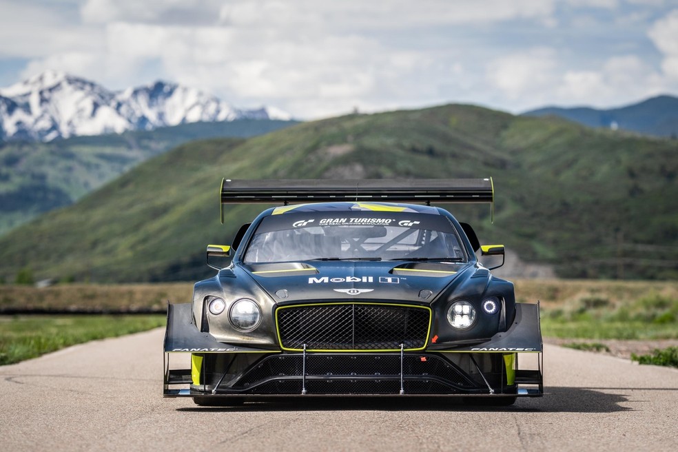 Bentley Continental GT3 ganhou versão específica para fazer o desafio de subir a montanha Pikes Peak, localizada no Colorado, EUA — Foto: Divulgação