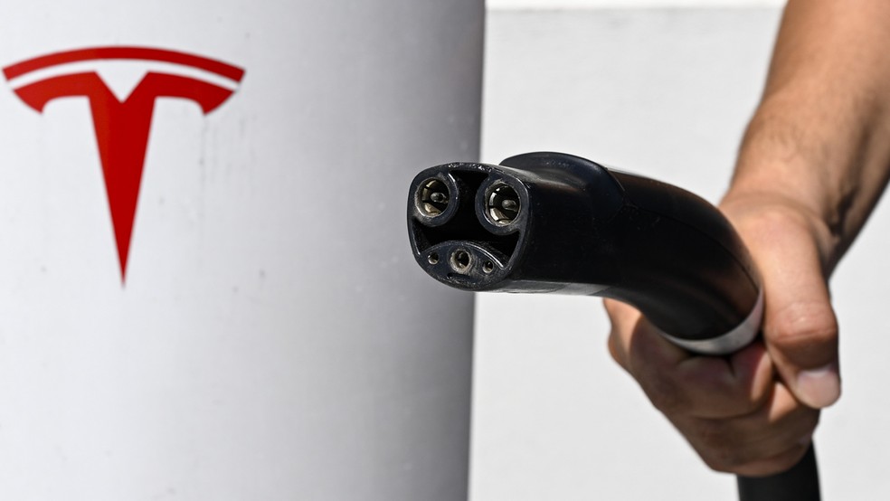 Plugue de recarga Supercharger, da Tesla — Foto: Getty Images