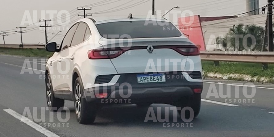 Flagra do Renault Arkana teste motor híbrido leve