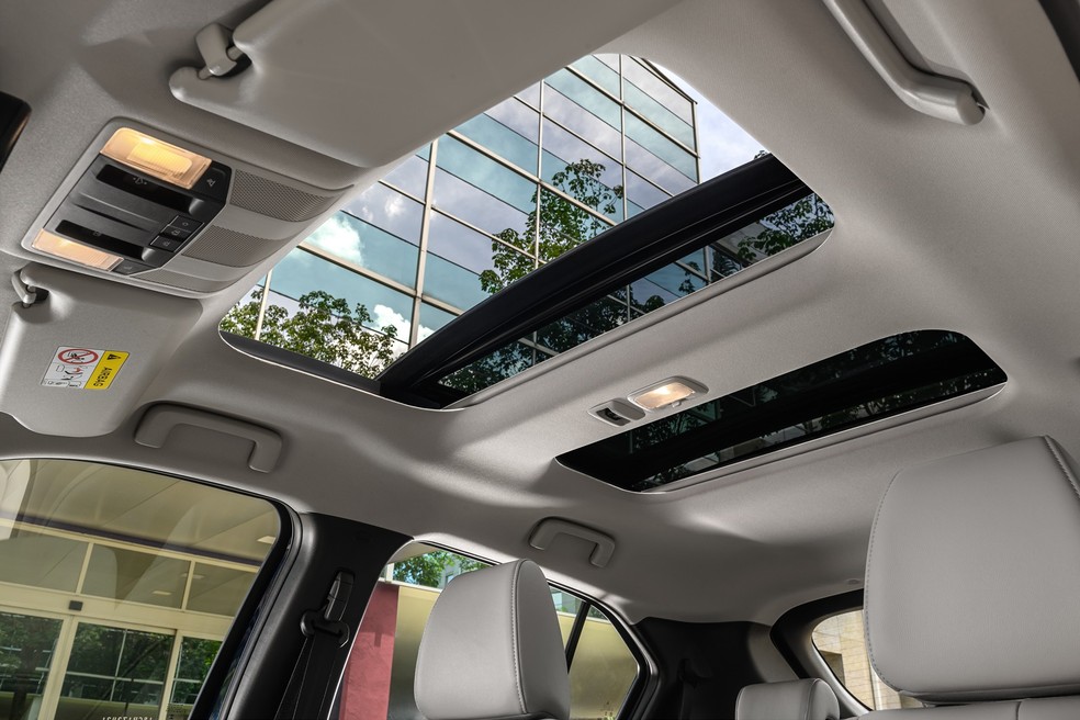 Teto solar do SUV médio é dividido em duas peças — Foto: Divulgação