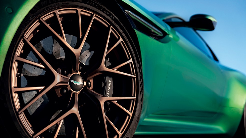 Aston Martin DB12 tem rodas com acabamento dourado  — Foto: Divulgação