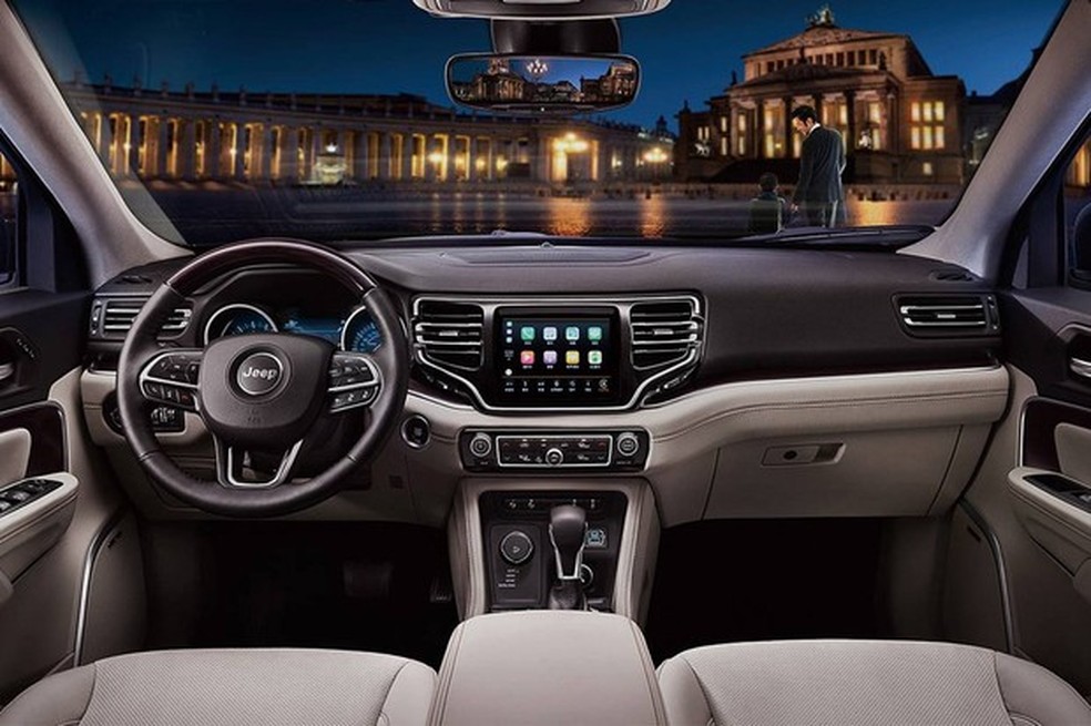 Interior tem recursos tecnológicos, mas o visual é bem datado (Foto: Divulgação) — Foto: Auto Esporte