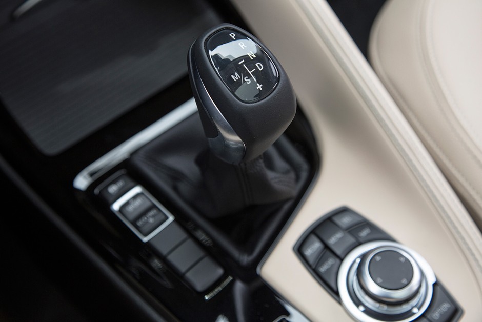 Câmbio e seletor da central multimídia do BMW X1 sDrive20i