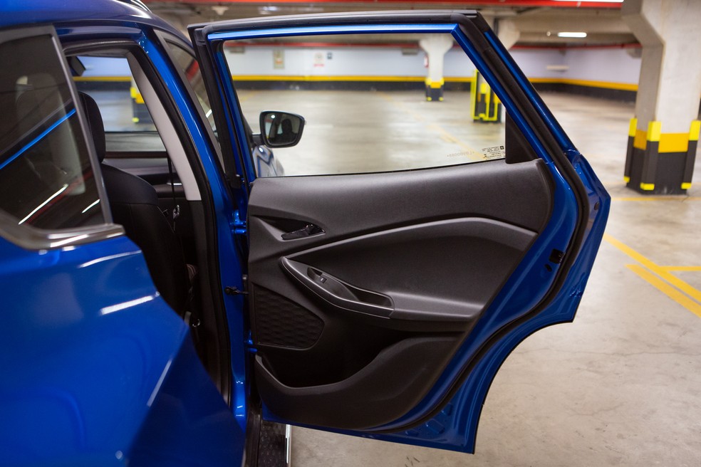 Painel de porta traseiro do Chevrolet Tracker só tem plástico duro — Foto: Celso Tavares/G1