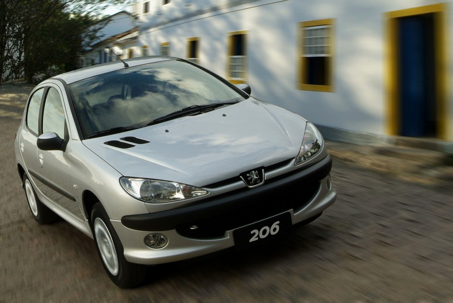 Confira 5 ótimos carros usados por até R$ 15 mil para quem quer economizar!