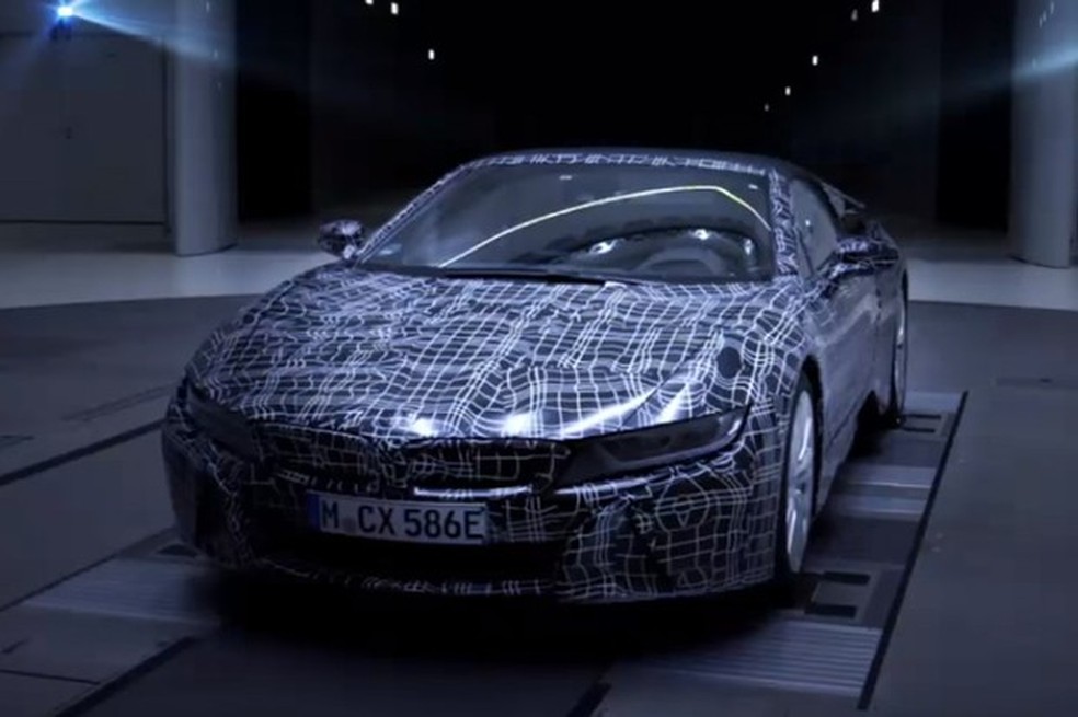 BMW i8 Roadster (Foto: Reprodução / YouTube) — Foto: Auto Esporte