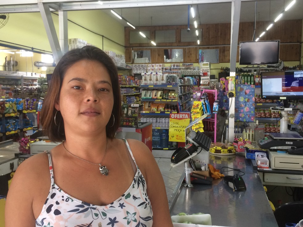 Ariane Yasuda, gerente de mercado vizinho à Ford, disse que já sente queda do movimento no bairro Taboão, em São Bernardo do Campo — Foto: Glauco Araújo/G1