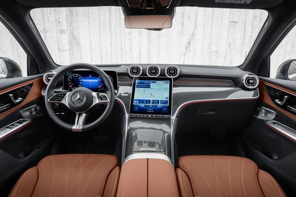 Interior do Mercedes-Benz GLC 2023 tem central multimídia de 12,3 polegadas — Foto: Divulgação